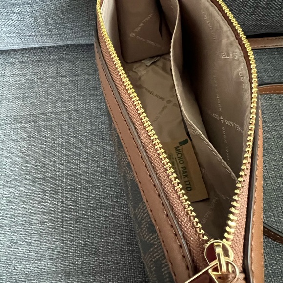 NWT MICHAEL KORS JET SET MEDIUM CURVED TOP ZIP CROSSBODY SHOULDER BAG PURSE - Picture 6 of 8